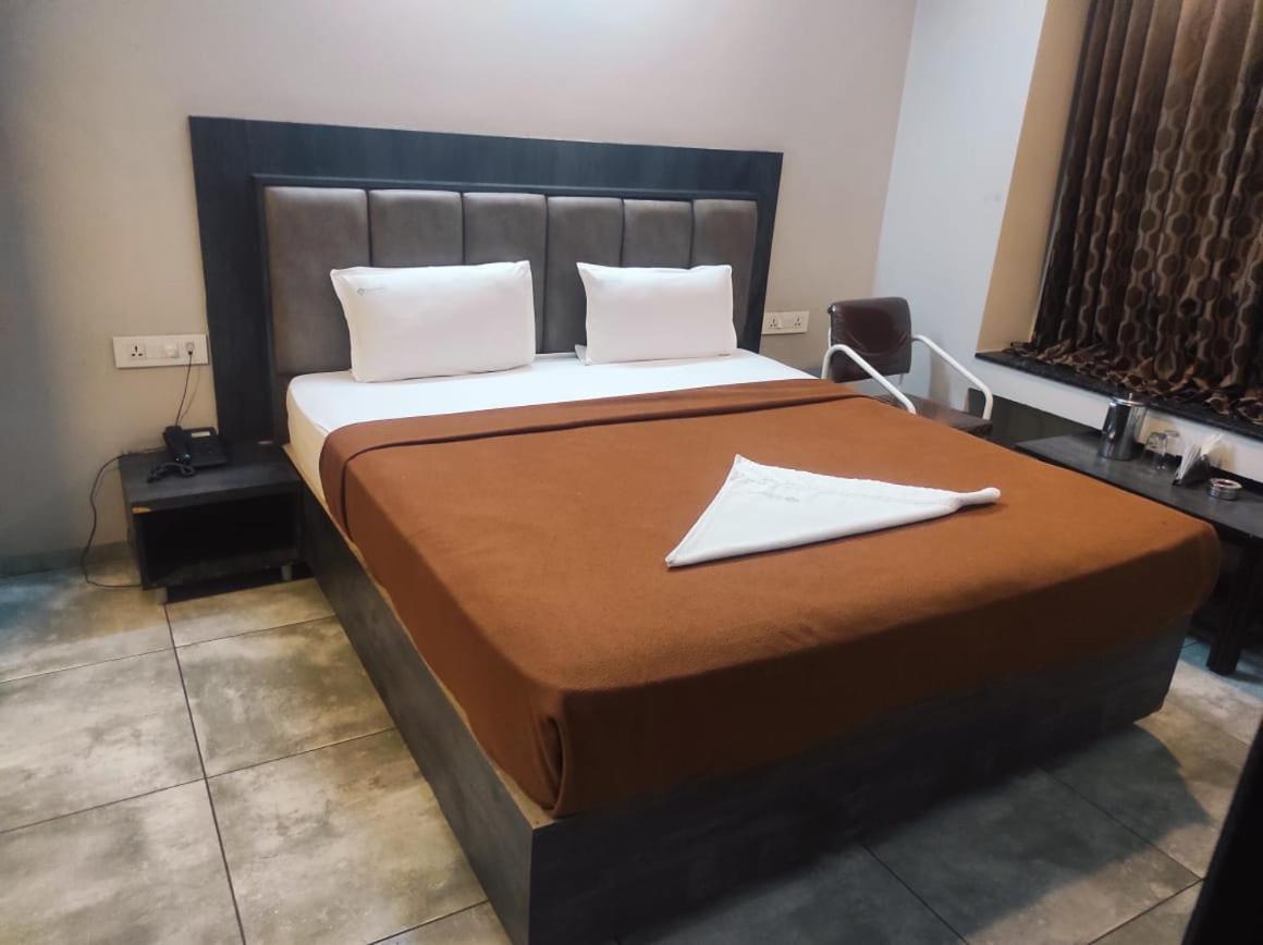 Hotel Vrindavan Deluxe Kolhapur Ngoại thất bức ảnh