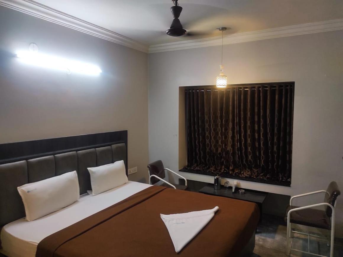 Hotel Vrindavan Deluxe Kolhapur Ngoại thất bức ảnh