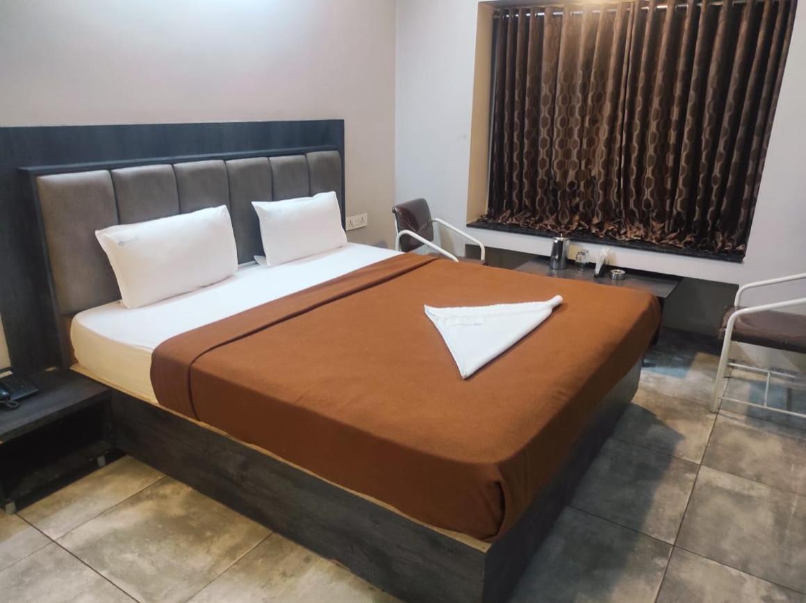 Hotel Vrindavan Deluxe Kolhapur Ngoại thất bức ảnh