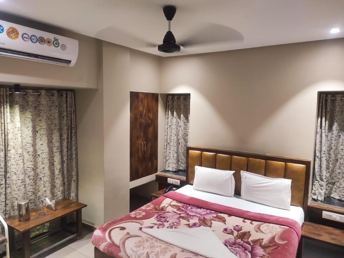 Hotel Vrindavan Deluxe Kolhapur Ngoại thất bức ảnh