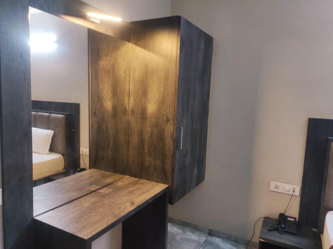 Hotel Vrindavan Deluxe Kolhapur Ngoại thất bức ảnh