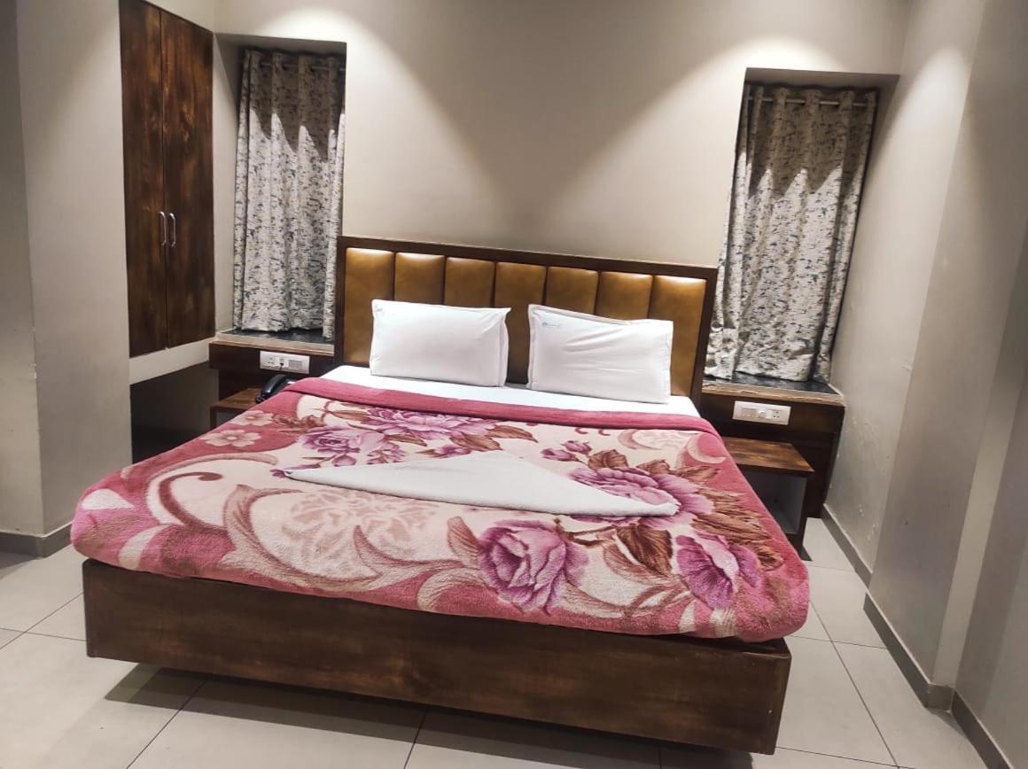 Hotel Vrindavan Deluxe Kolhapur Ngoại thất bức ảnh