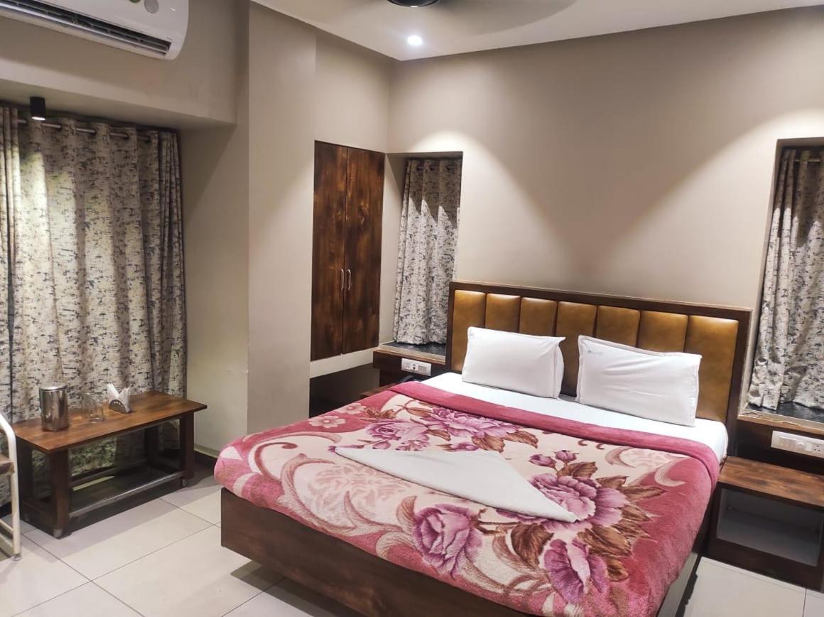 Hotel Vrindavan Deluxe Kolhapur Ngoại thất bức ảnh