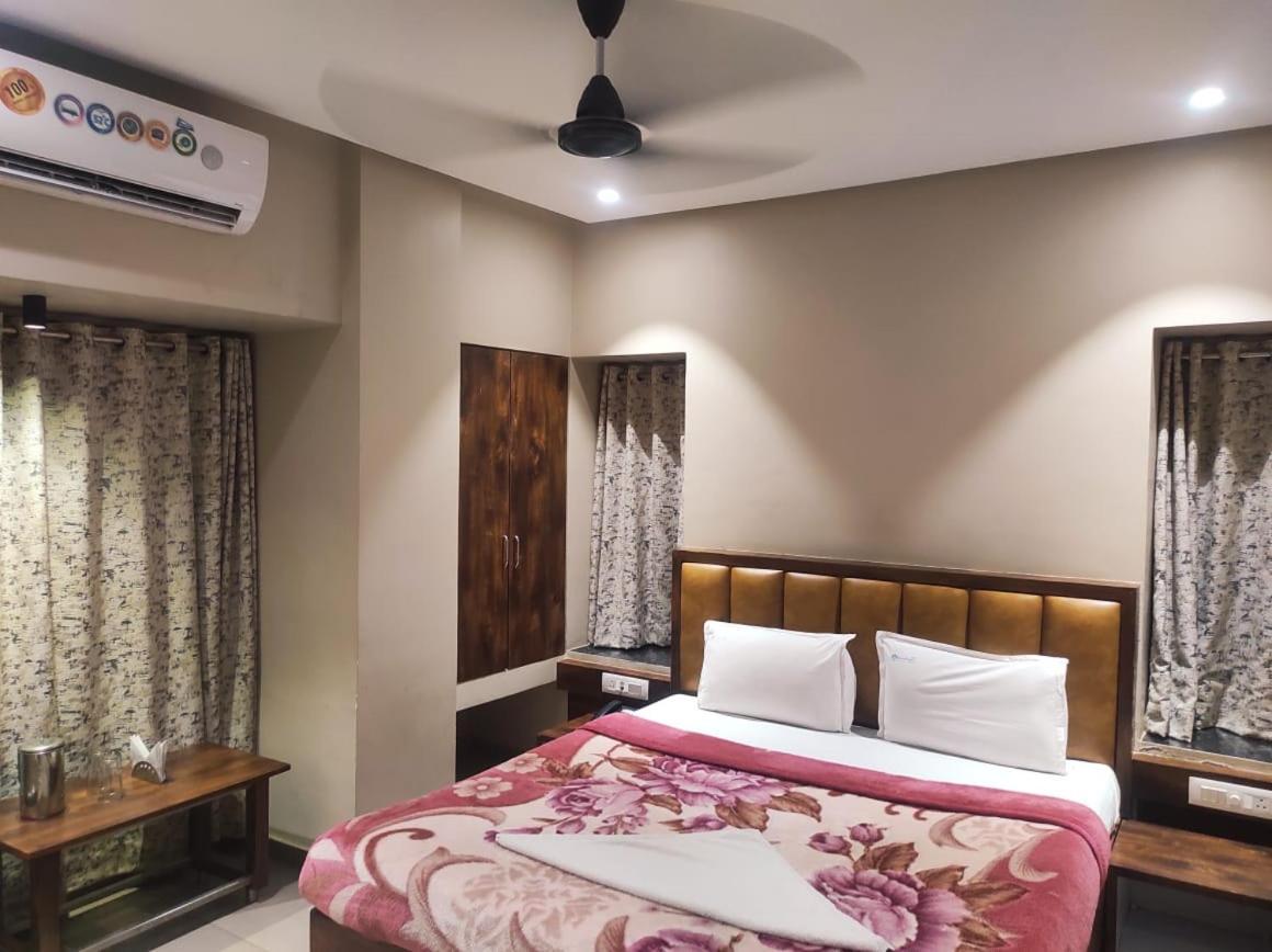 Hotel Vrindavan Deluxe Kolhapur Ngoại thất bức ảnh