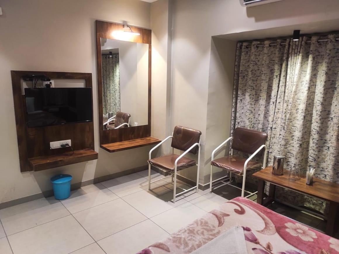 Hotel Vrindavan Deluxe Kolhapur Ngoại thất bức ảnh