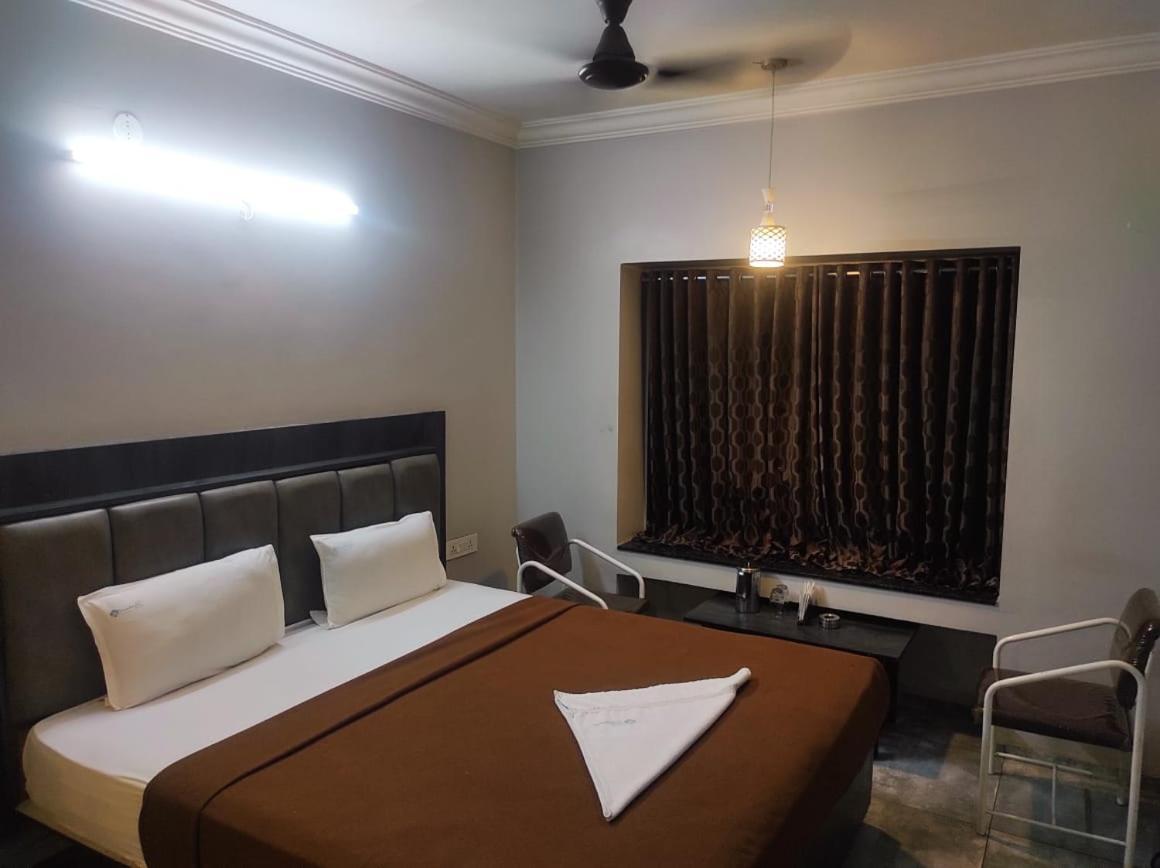 Hotel Vrindavan Deluxe Kolhapur Ngoại thất bức ảnh